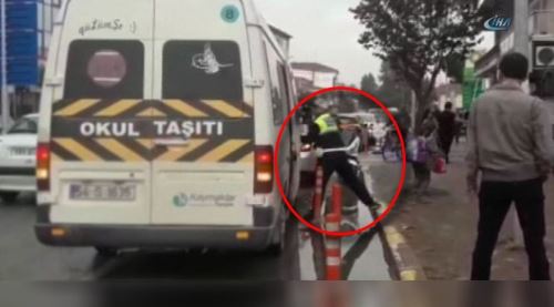 Trafik polisinden alkışlanacak hareket