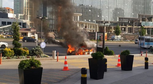Trafik polisinin arabası alev alev yandı