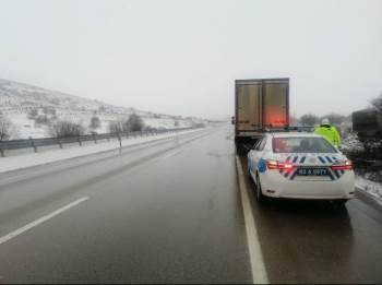 Trafik Polisleri Yolda Kalan Vatandaşların İmdadına Koştu
