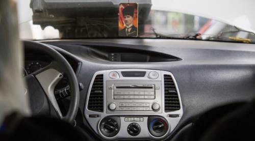 Trafik yönetmeliğinde önemli değişiklik! Telefon tutucu, araç kamerası ve ses sistemleri için yeni dönem