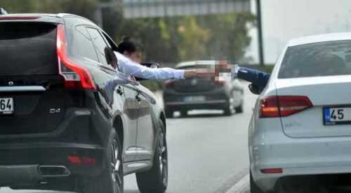 Trafikte arabadan arabaya ilginç alışveriş