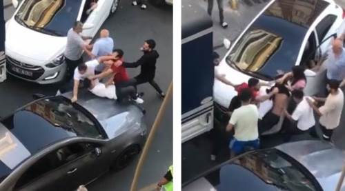 Trafikte birbirlerine girdiler: Tekmeli tokatlı kavga kamerada!