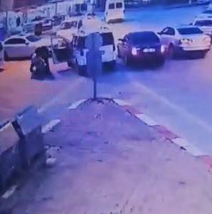 Trafikte Çıkan Yol Verme Kavgası Kanlı Bitti: 3 Yaralı
