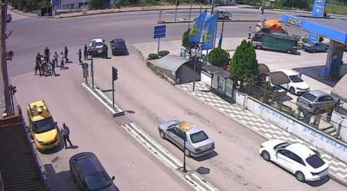 Trafikte eşine hakaret edenlere acımadı! İşte o anlar...