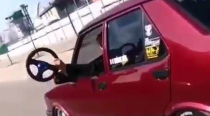 Trafikte pes dedirten görüntüler! Direksiyonu söktü