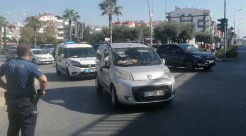 Trafikte sürücünün yaptığını akıl almadı: Aracını yolun ortasında...