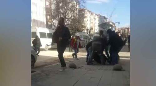 Trafikteki yol verme tartışması sopalı kavgaya dönüştü   