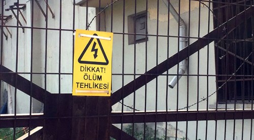 Trafoya giren hırsız yanarak öldü