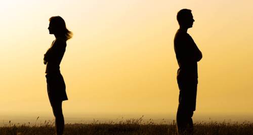 Trajikomik olay: Evli çiftin arasına bakın kim girdi!