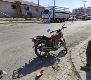Traktör İle Motosiklet Çarpıştı: 1 Yaralı
