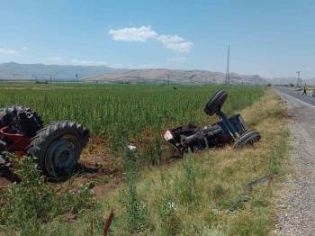 Traktör İle Tırın Çarpıştığı Kazada 2 Kişi Yaralandı
