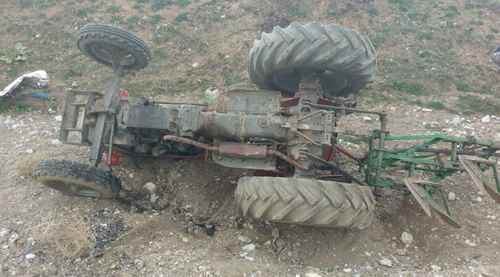 Traktör şarampole yuvarlandı: 1 ölü