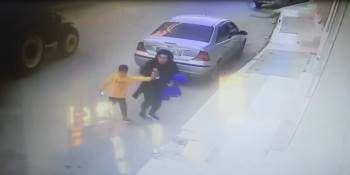 Traktörden Ayrılan Römorkun Altında Kalmaktan Son Anda Kurtuldular
