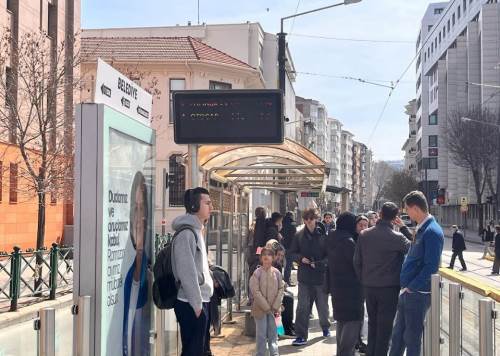 Tramvay duraklarındaki bilgilendirme panelleri kolaylık sağlıyor