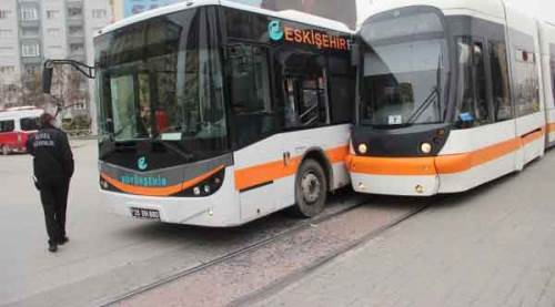 Tramvay ile halk otobüsü çarpıştı