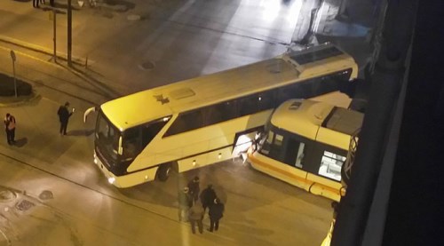 Tramvay otobüse çarptı!