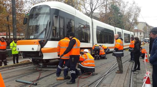 Tramvay raydan çıktı, ulaşım 2 saat durdu