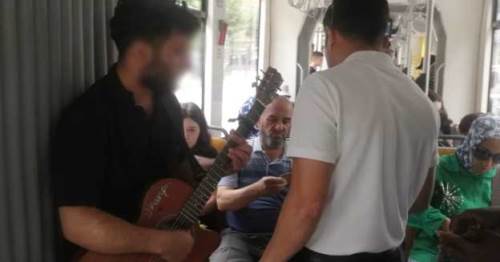 Tramvayda gitar çalıp para topluyordu! ESKART kontrolü gerçeği ortaya çıkardı