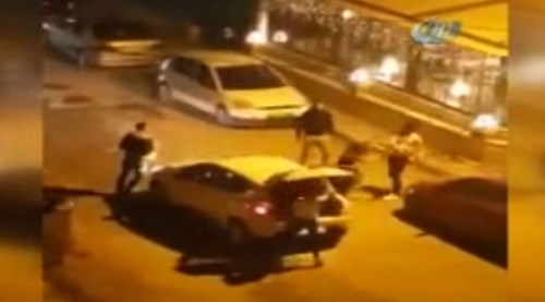 Travestiler dipçikle sopayla birbirine girdi