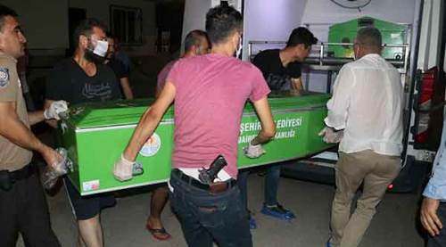 Travestiyle bastığı babasını öldürdü