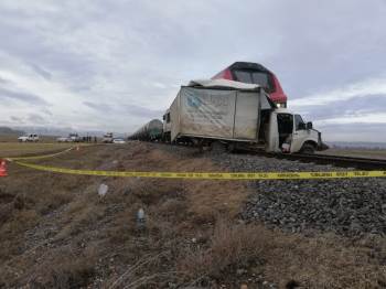 Tren Ekmek Yüklü Kamyonete Çarptı: 1 Ölü
