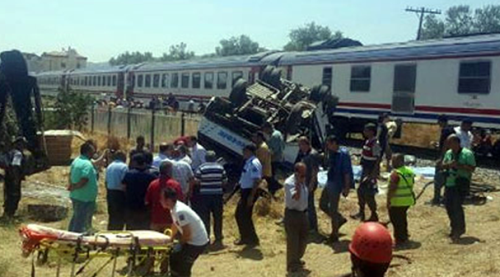 Tren minibüse çarptı: 6 ölü 15 yaralı