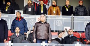 Tribünden seyrettiler