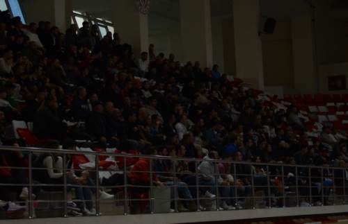 Tribünler kalabalıktı