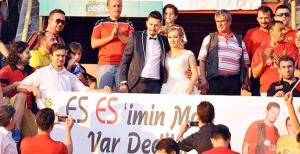 Tribünler oldukça renkliydi