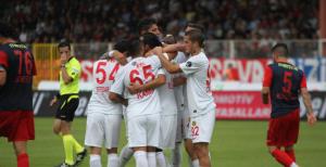 Tribünlere dönün artık!