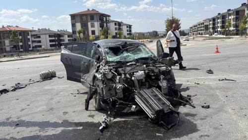 Tuğla yüklü TIR’la çarpıştı! Eskişehir’de otomobil hurdaya döndü