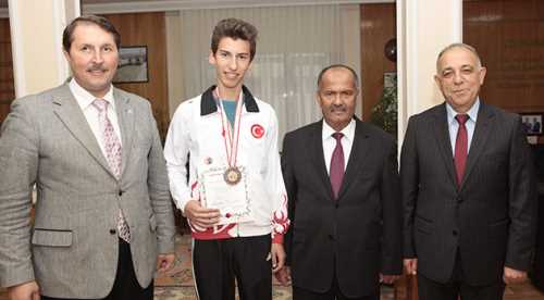 TÜLOMSAŞ'tan başarılı sporcuya ödül