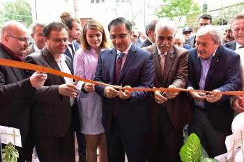 Tüm Çiçekleri Bağışladı
