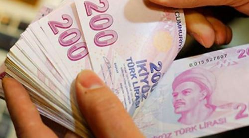 Tüm parasını kendi elleriyle teslim etti