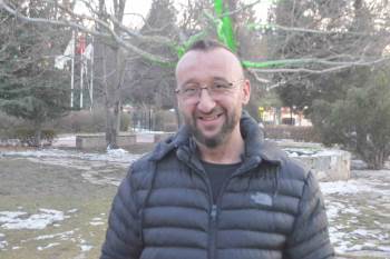 Tunçbilek’Te Kömür İşçisi Aç Kalan Tilkiyi Elleriyle Besledi
