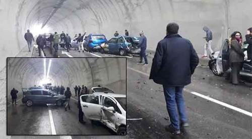 Tünelde zicirleme kaza! 6 araç birbirine girdi...