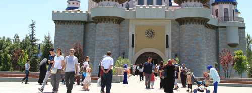 TURİSTİK MEKANLARA AKIN ETTİLER