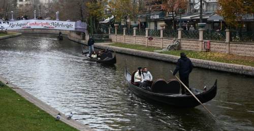 Turistleri soğuk hava durdurmadı: Eskişehir Porsuk Çayı doldu taştı