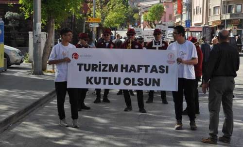 Turizm Haftası için liseli öğrencilerle yürüyüş düzenlendi
