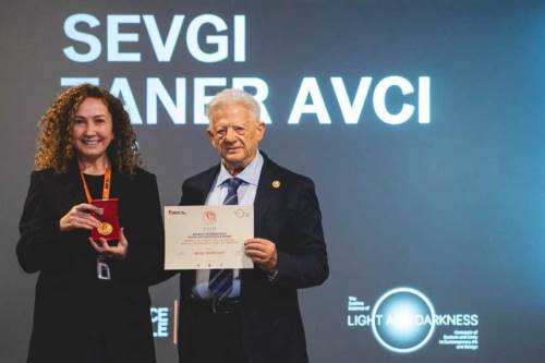 Türk cam sanatçısı Sevgi Taner Avcı, Floransa Bienali’nde iki ödül kazandı