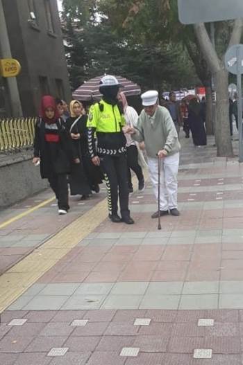 Türk Polisinin Merhameti
