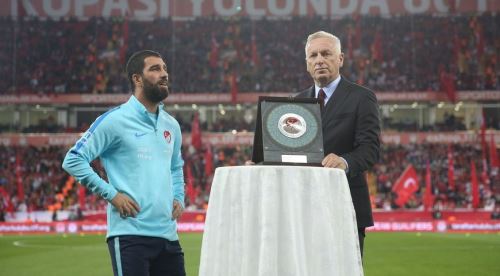 Türkiye İzlanda maçında Arda Turan'a büyük şok! 