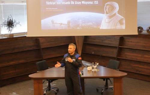 Türkiye’nin ilk astronotu Alper Gezeravcı Eskişehir’de gençlerle buluştu