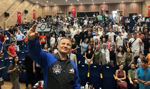 Türkiye'nin ilk Türk astronotu Eskişehir'de! Gezeravcı'dan öğrencilere sürpriz