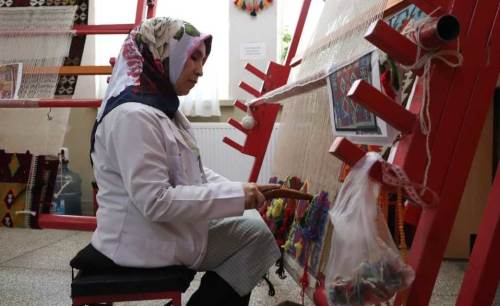 Türkmen gelinlerinin sessiz hikâyeleri Eskişehir'de ilmek ilmek dokunuyor