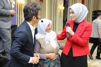 Türkü İsteyen Protokolden Dişlerinin Yaptırılması Sözünü Aldı,
