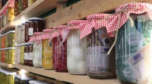 Turşucunun rafına bakanlar şaşıp kaldı: Dolar ve Euro'ları...