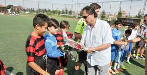 U-12 Çiçeklerle başladı