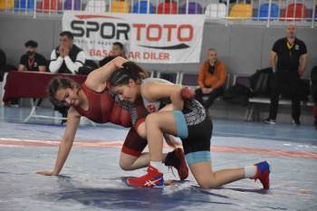 U-17 Kadınlar Güreş Türkiye Şampiyonası Başladı
