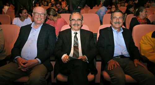 Üç Başkan tiyatroda